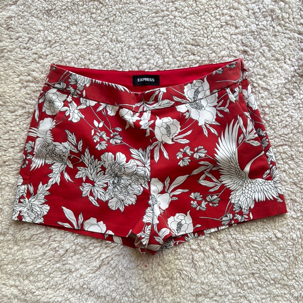 Express Women's Red Floral Shorts has pockets
